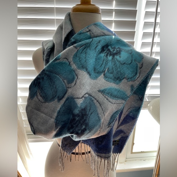 Women’s Scarf V. Fraas-Cashmink -Blue Floral-NWT - Picture 2 of 4